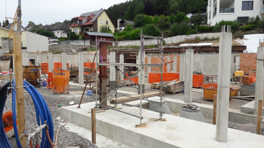 Monolitické betonové sloupy a bednění na staveništi