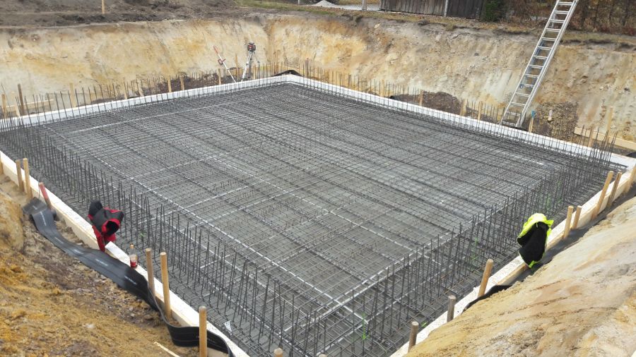 Armovaná základová deska s výztuží připravená k betonáži